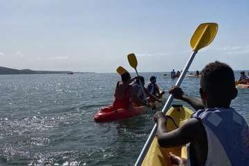  Los menores del Centro de la Infancia de Telde aprenden a navegar en kayac en Arguineguín/TA.